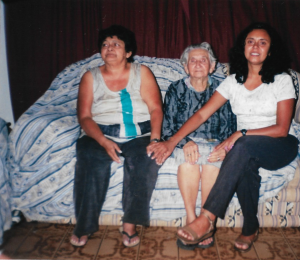 Da esquerda para a direita, a mãe Maria Vitória Silva de França (em memória), a avó paterna Emília Alves de França (em memória) e Eliceuda França. “Reverencio toda a minha ancestralidade.”